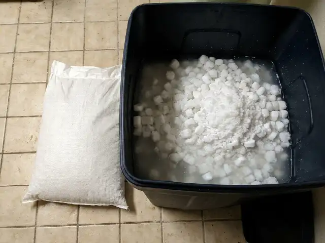 Bac à sel d’un adoucisseur rempli de pastilles de sel régénérant